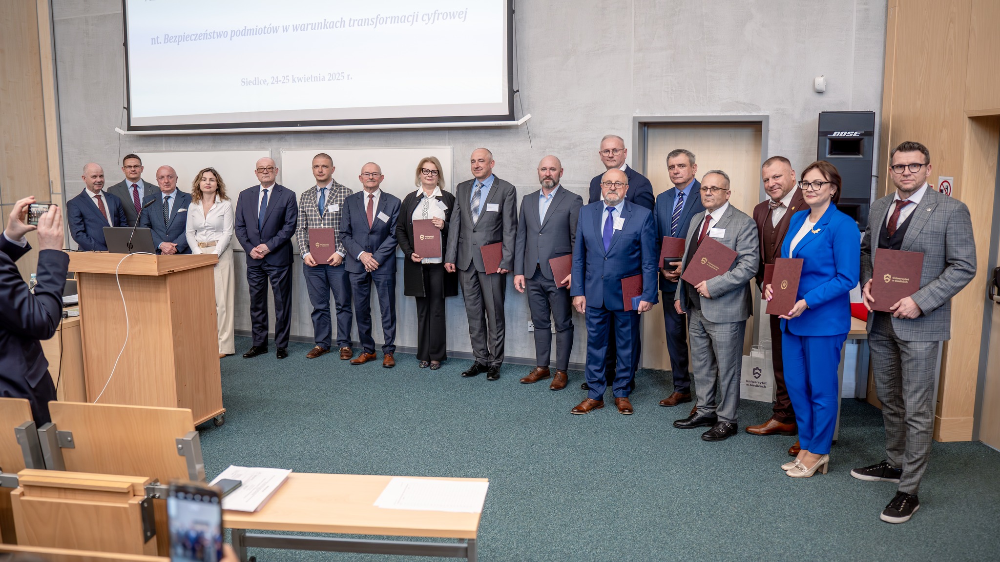 Zdjęcie przedstawia laureatów konkursu na najlepszą publikację